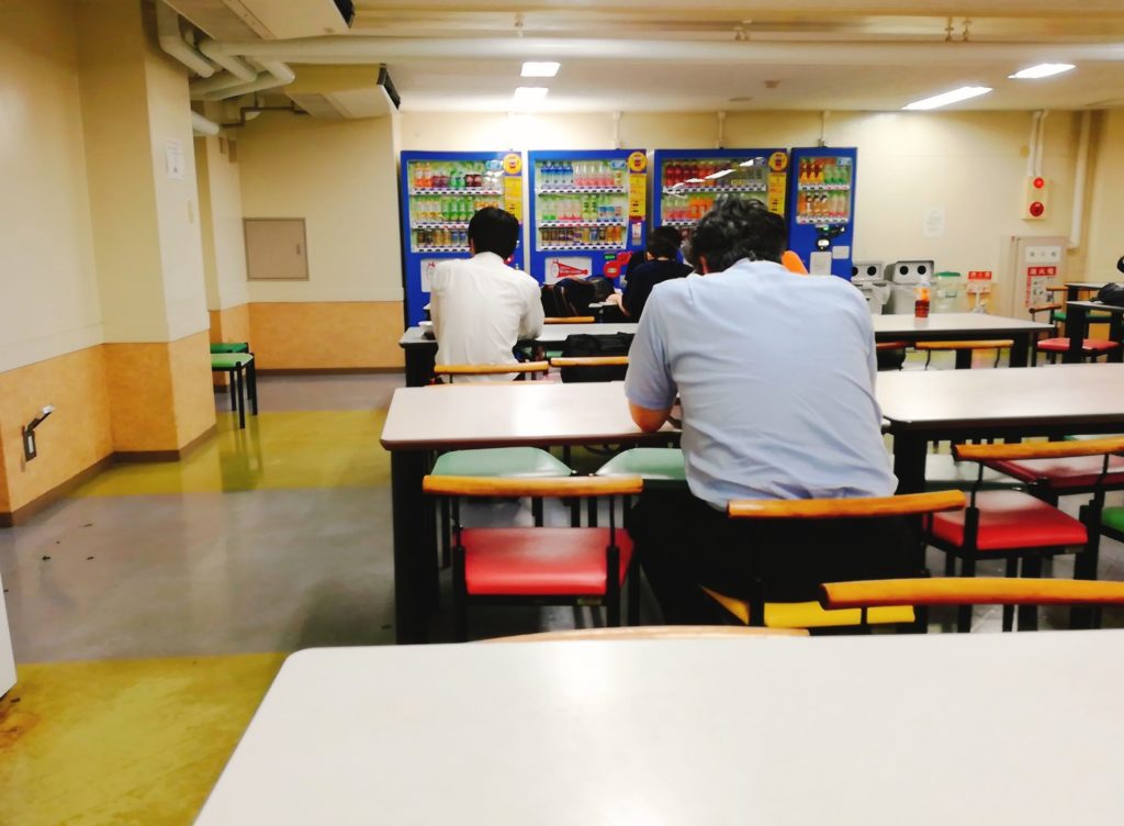 国士舘大学学食「精養堂」のテーブル席