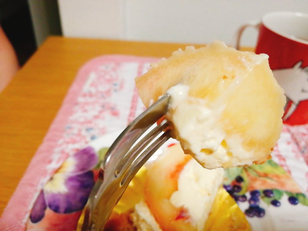 アルパジョンケーキは桃が丸ごと使われている