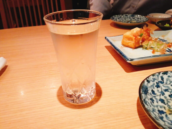 はたの日本酒はグラスで出てくる
