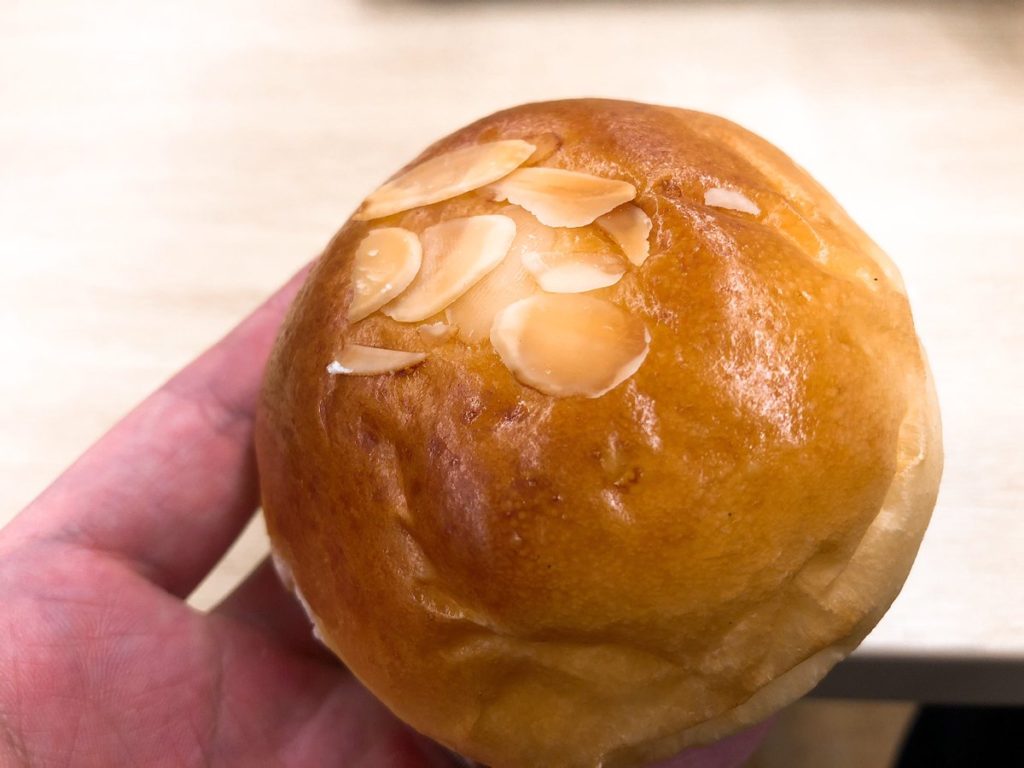 パオン昭月の生クリームあんぱん