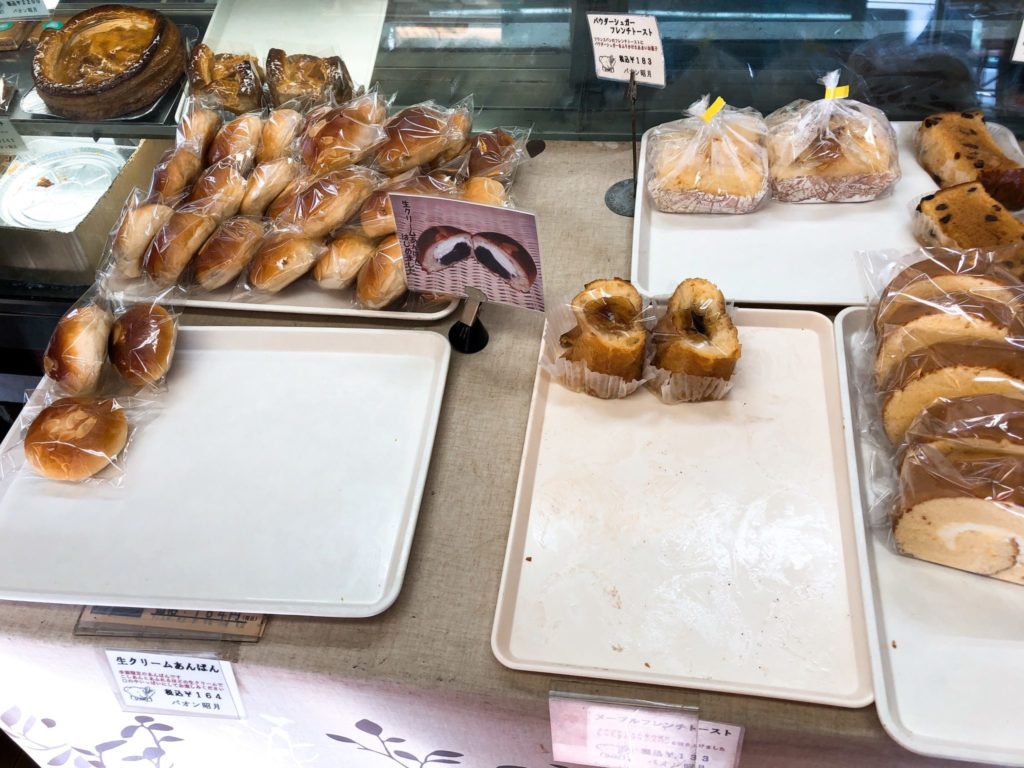 パオン昭月の生クリームあんぱんはレジ前で販売