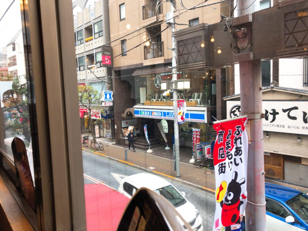 川善の窓から見える茶沢通り