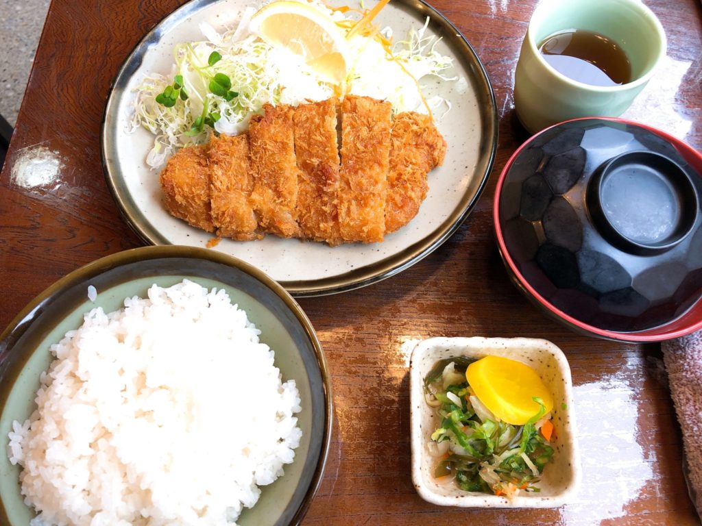 とんかつ川善のロースかつ定食はオシンコに味噌汁付き