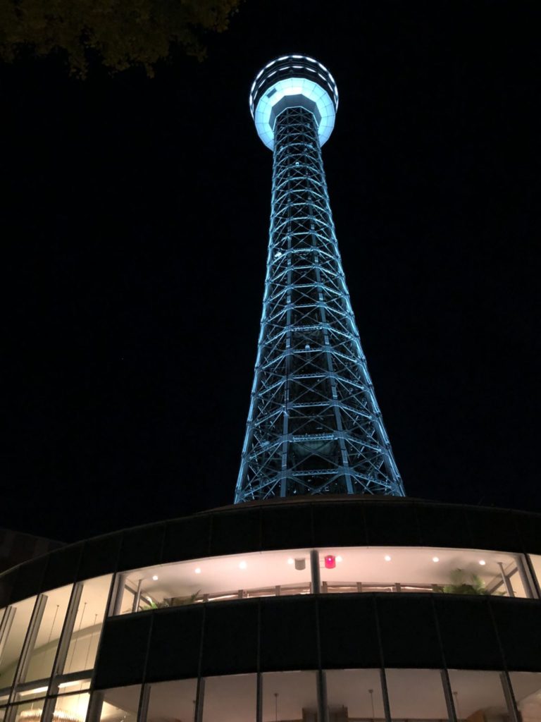 横浜マリンタワーの夜景