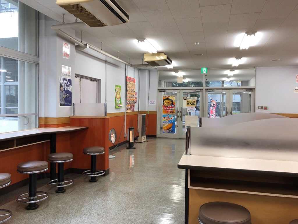 明治大学生田キャンパス学食めん処の店内の様子