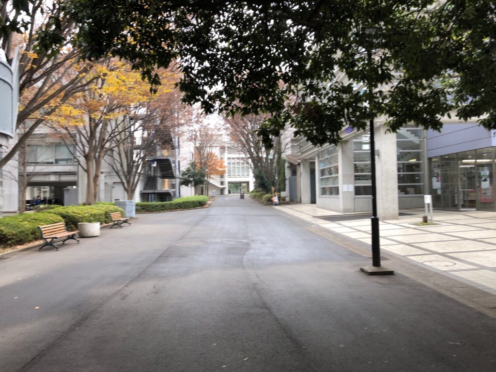 明治大学生田キャンパス学食めん処のある32号館前の道。