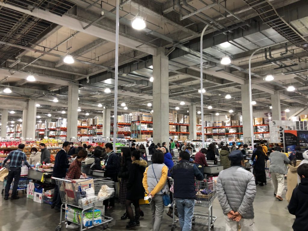 週末めっちゃ混んでるコストコのレジ付近の様子