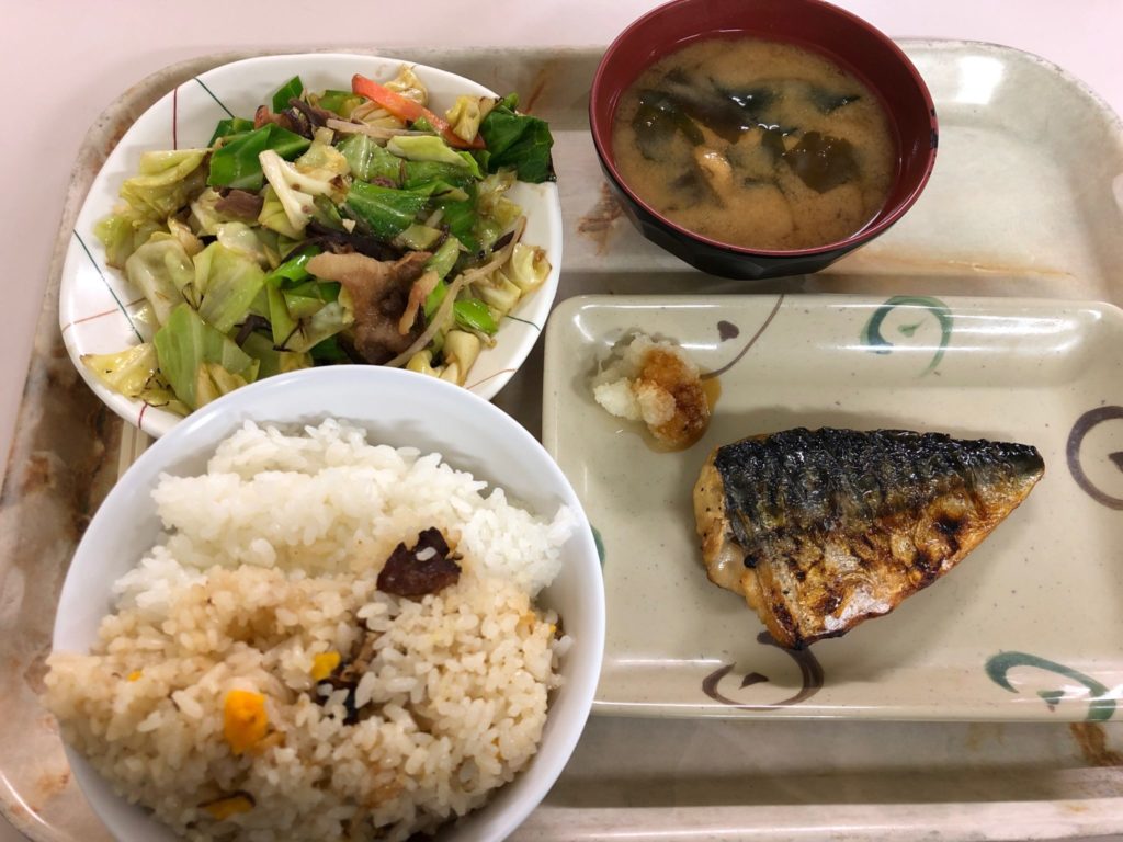 国士舘大学のアンブランの魚と野菜定食