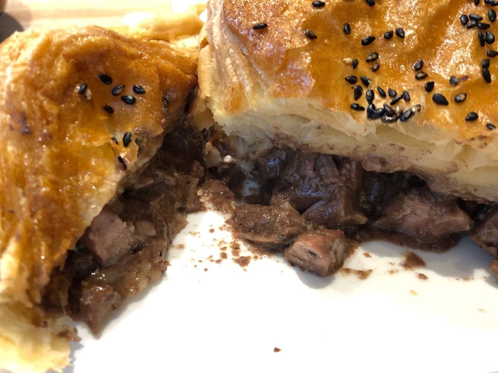 ステーキ&キドニーパイはお肉たっぷり