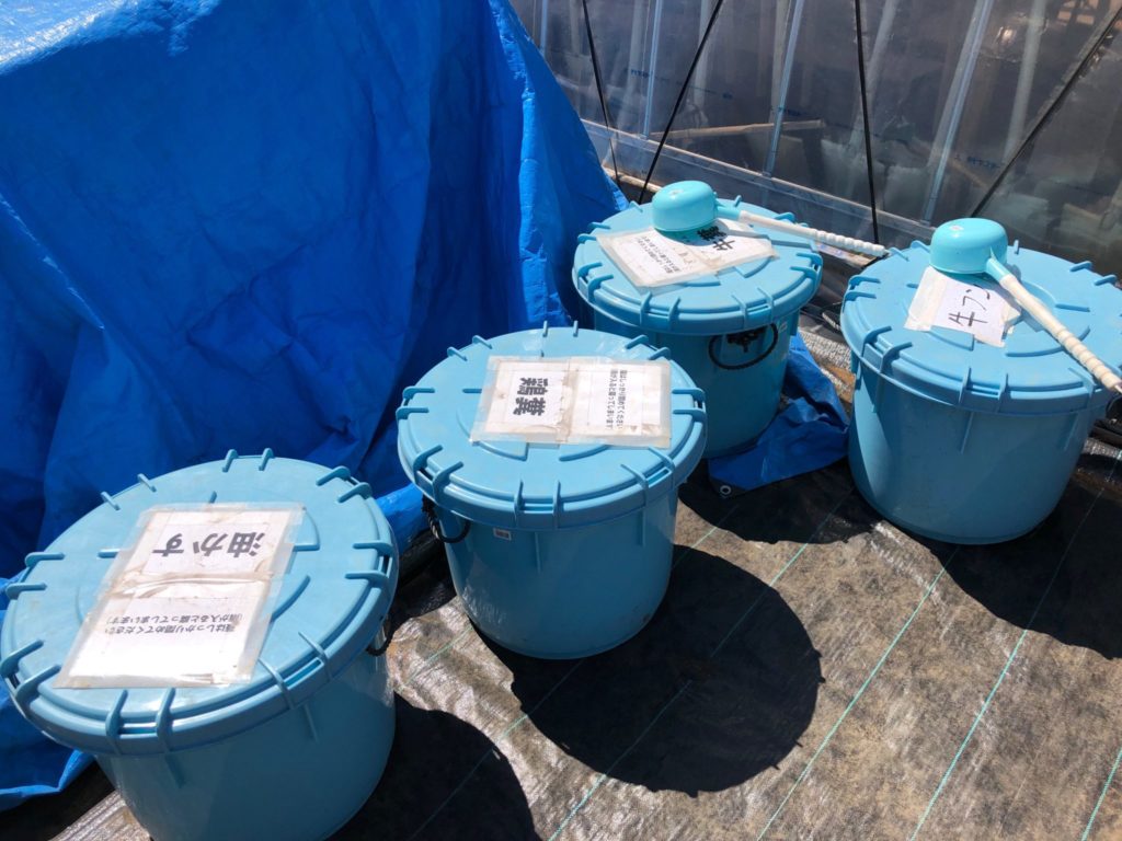 有機肥料コーナーがあって、鶏糞、牛フン、油かすなど