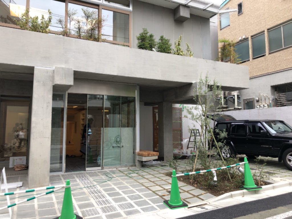 青木産婦人科医院のエントランス