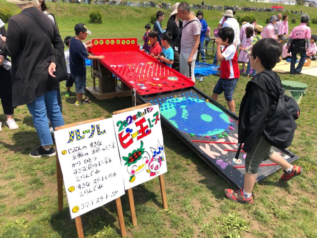 宇奈根の渡しのビー玉レース