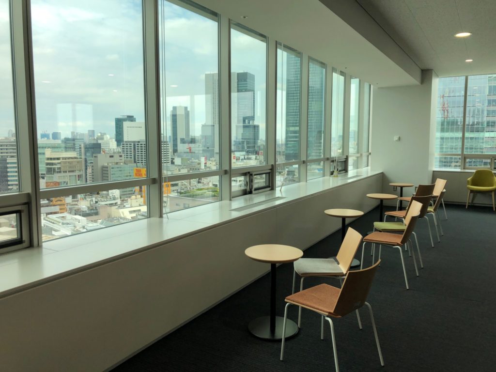 渋谷区役所の展望台の椅子とテーブル