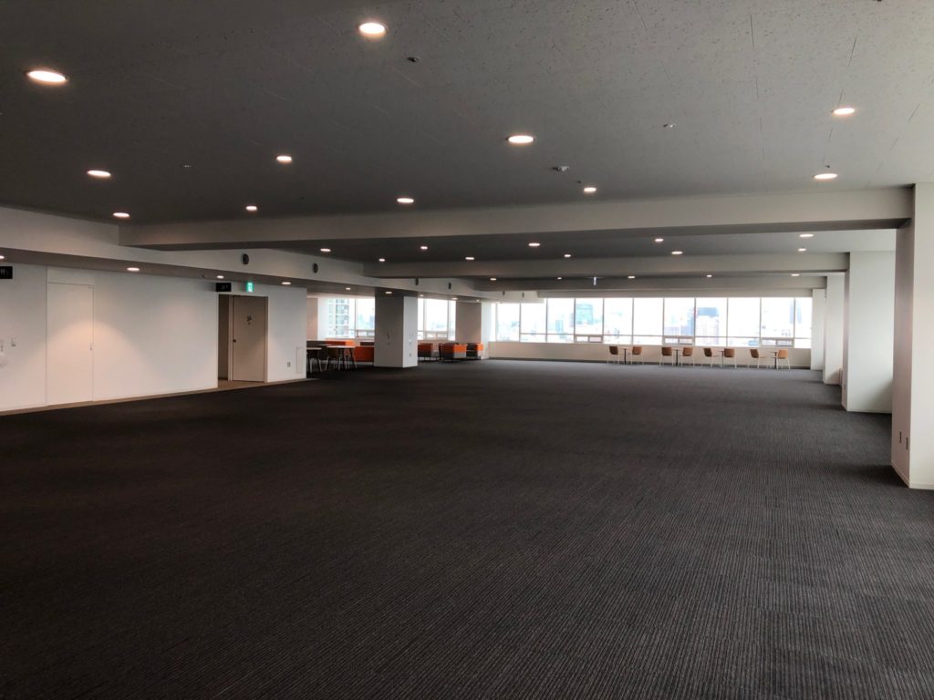 渋谷区役所の展望台のフロアの様子