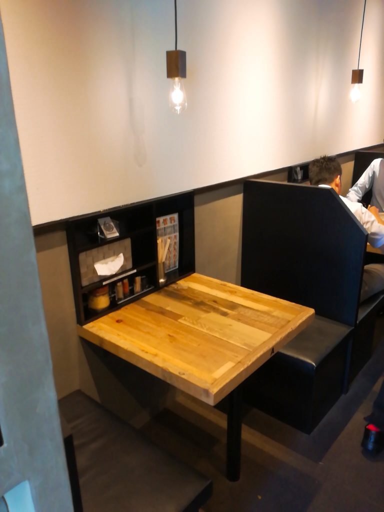 サバ6(さばろく)製麺所 成城学園前店のテーブル席