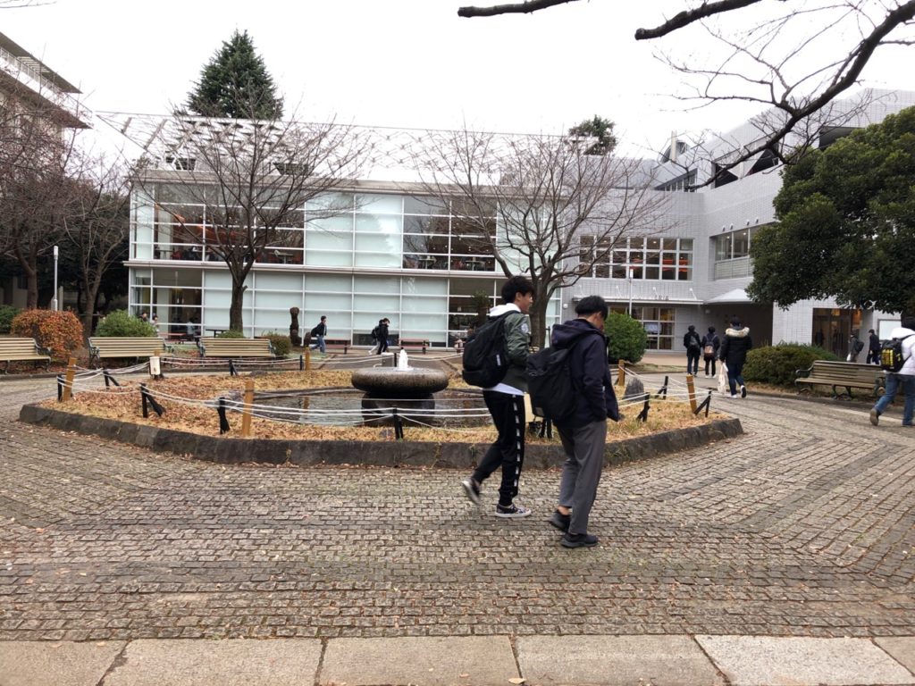 明治大学和泉キャンパスの学食の外観