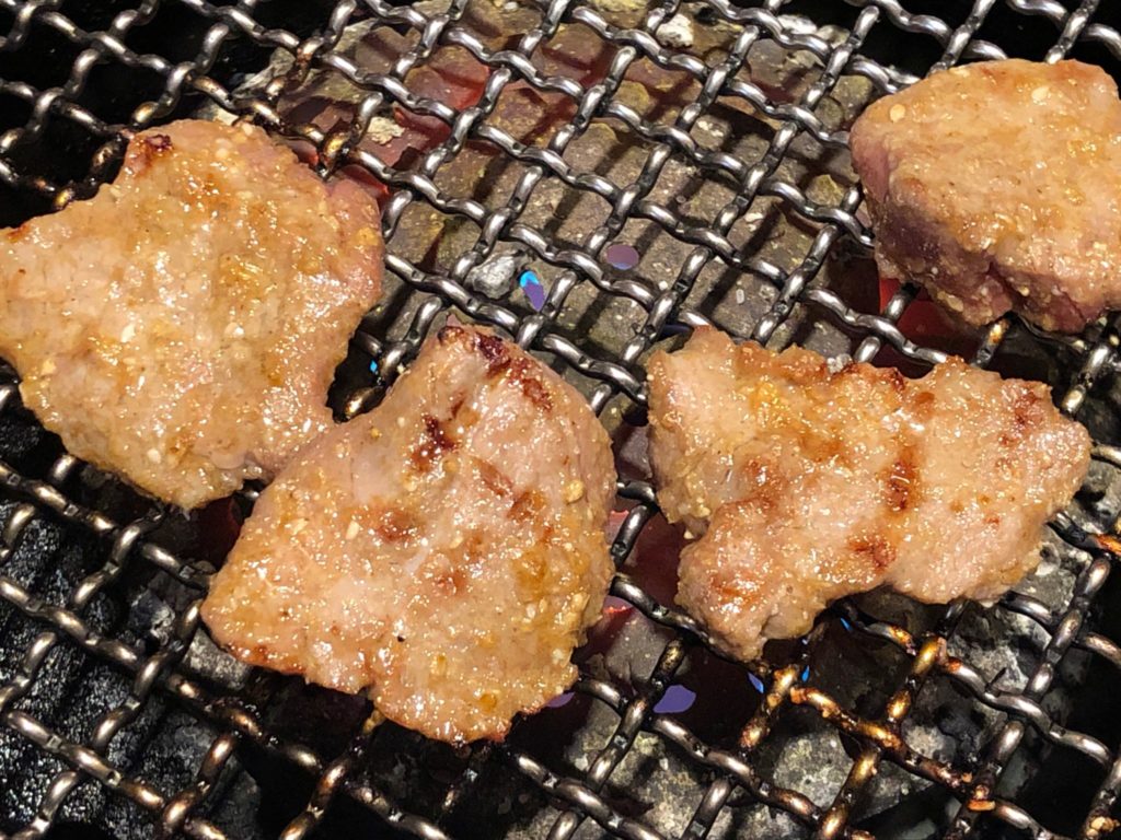 肝心屋 桜上水本店の網で焼かれる肉