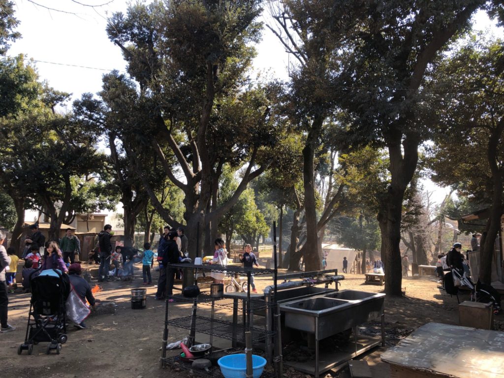 羽根木公園にある日本で初の羽根木プレーパークの様子
