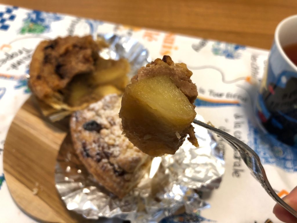 グラニースミス 三軒茶屋店のアップルパイはリンゴのカットが大きい