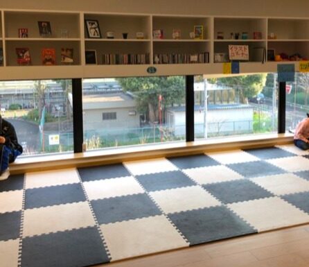 多目的スペースを使う子ども