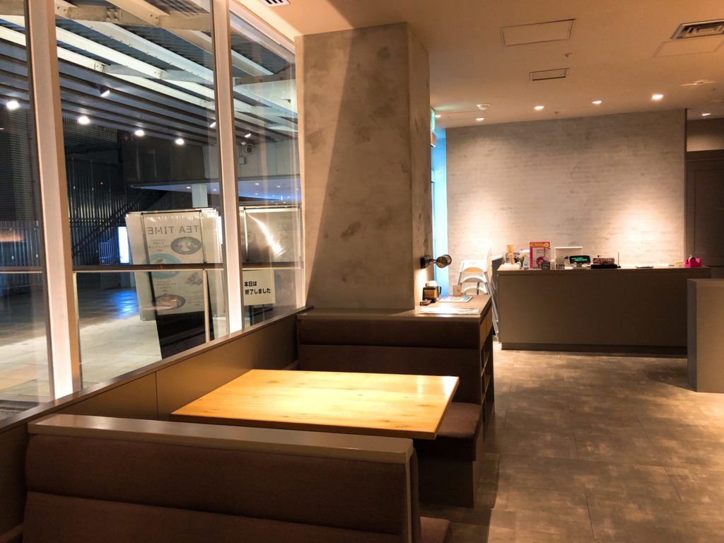 H.Q CAFE 成城店 （ヘッドクォーターズ カフェ）のテーブル席