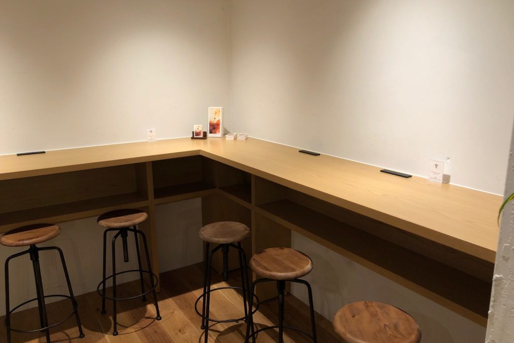 カムバイティー 表参道本店のカウンター席