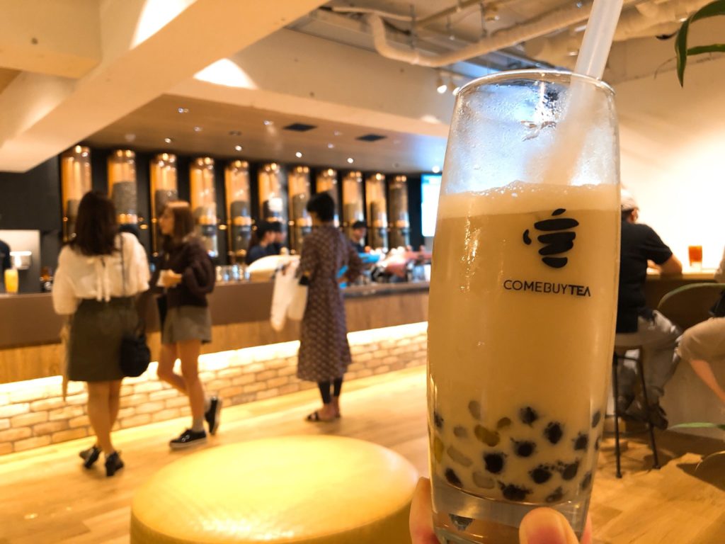 カムバイティー 表参道本店のタロイモボール入りドリンク