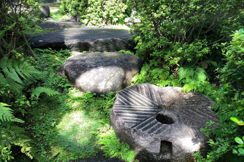 猪俣庭園の飛び石