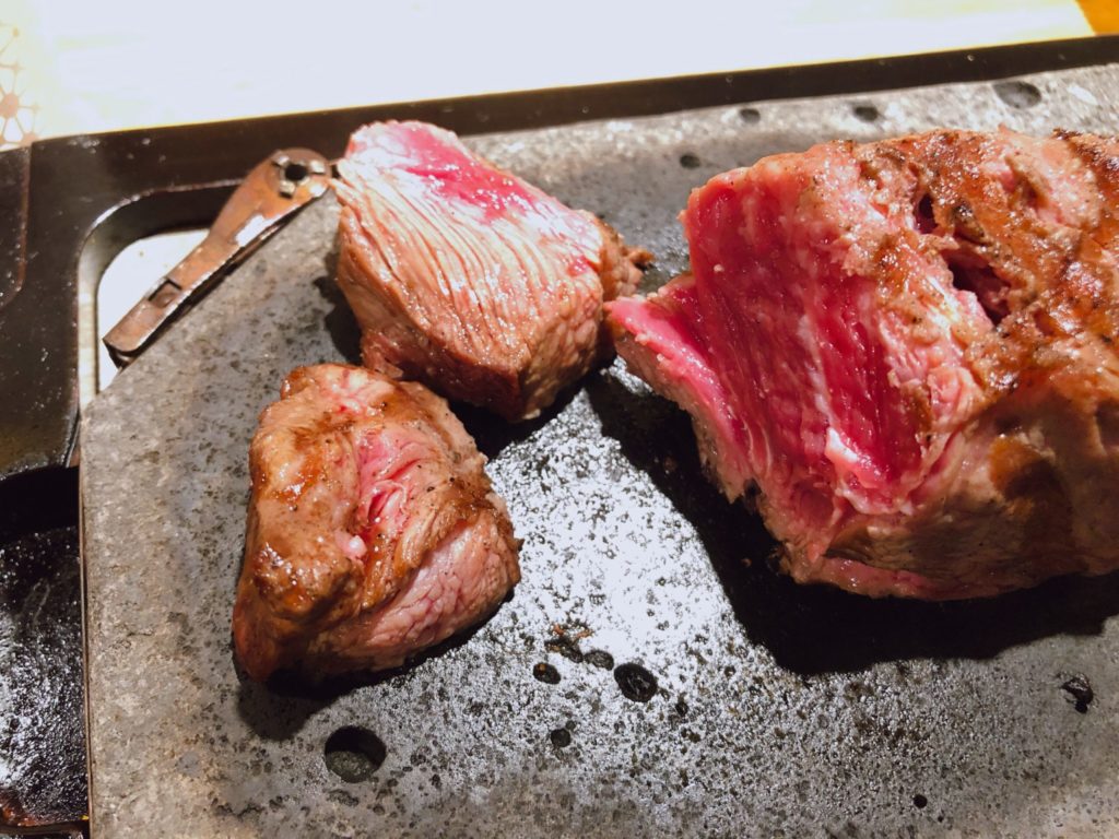 松ステーキ　200グラム　1,000円は好みの焼き加減にして食べる