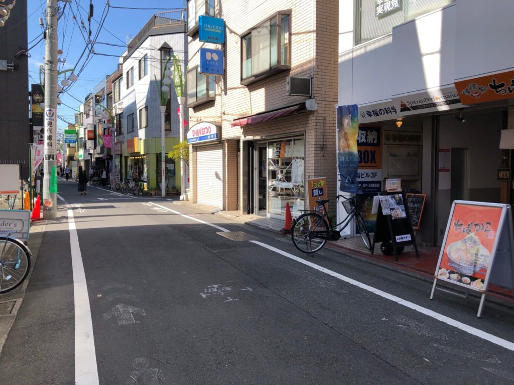 ちばから 経堂店はすずらん通り商店街沿いにあり