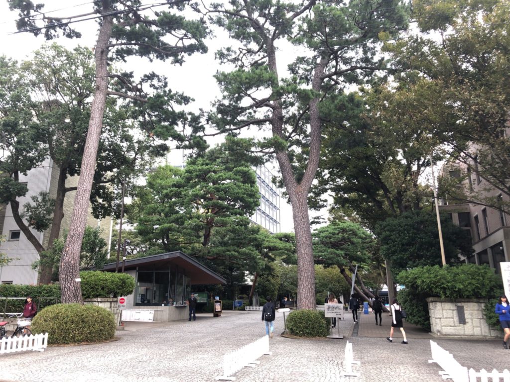 成城大学の正門