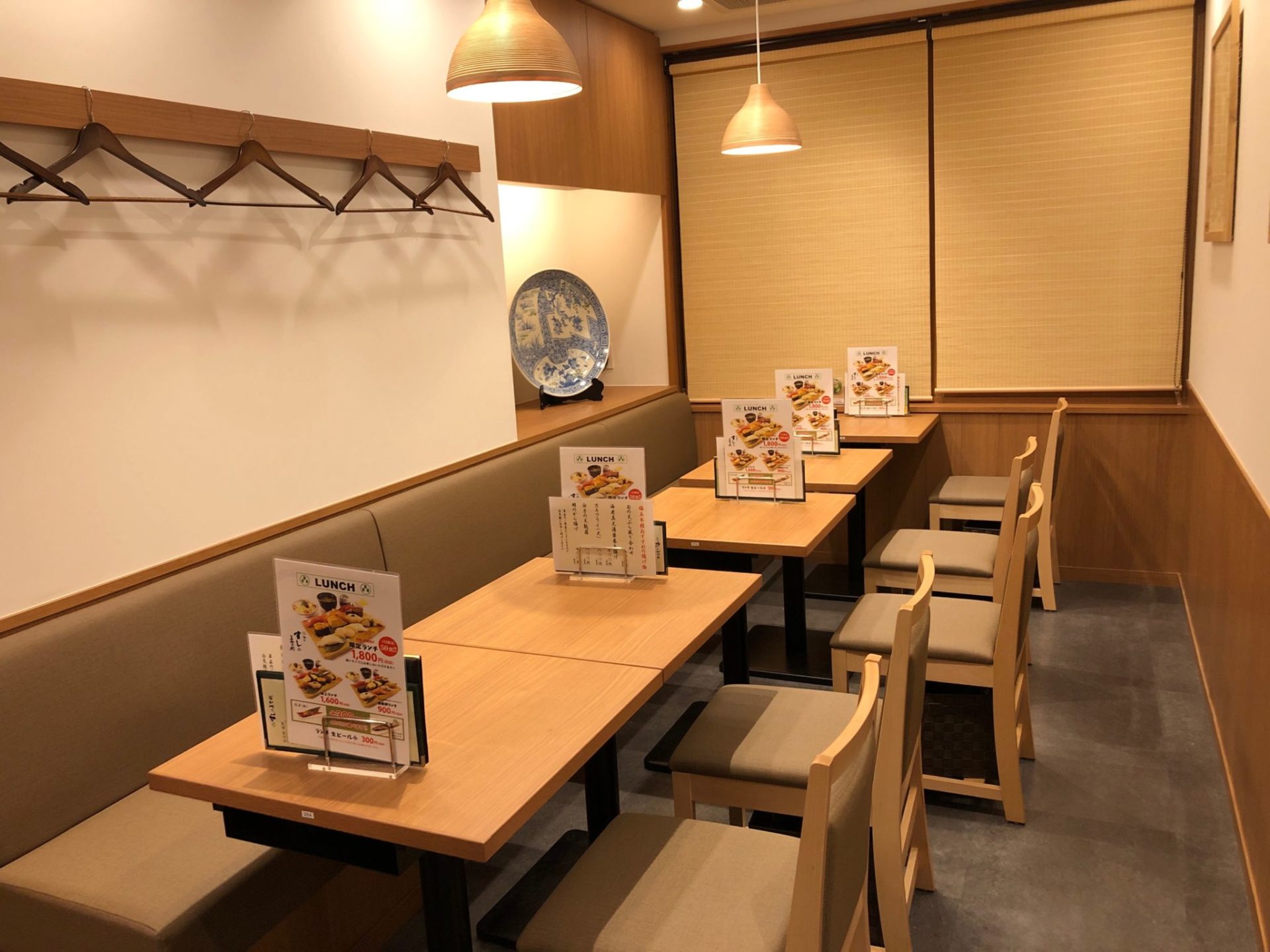 梅ヶ丘の美登利寿司の２階テーブル席店内の様子