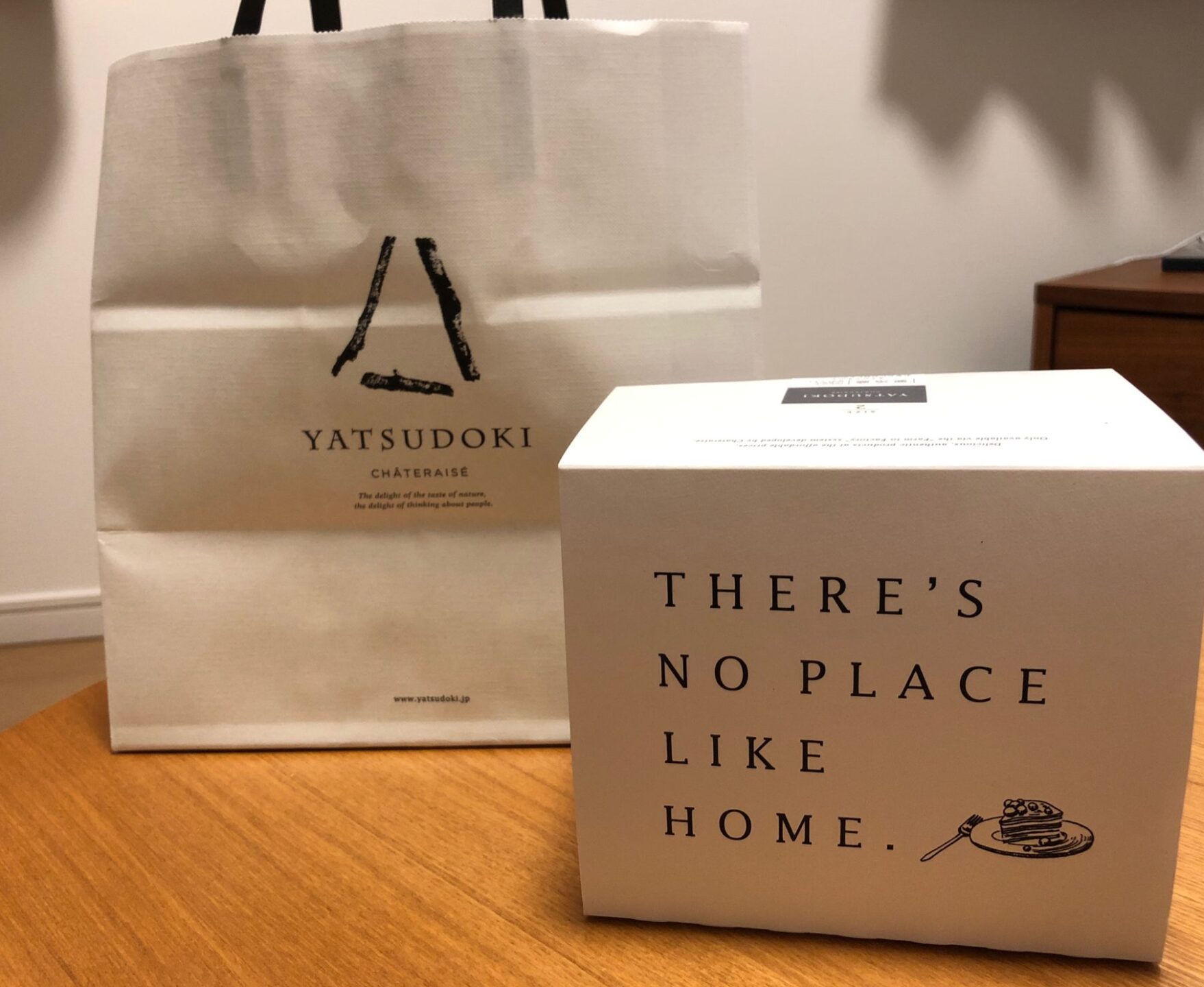 YATSUDOKI(ヤツドキ)マロニエゲート銀座店の紙袋・箱