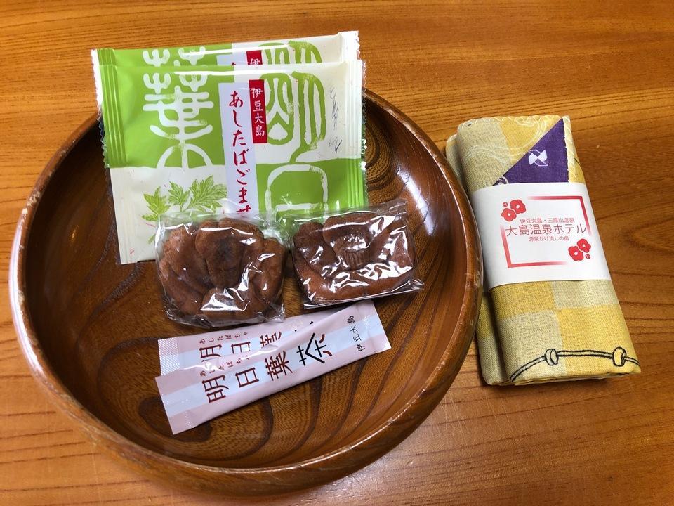 大島温泉ホテルの明日葉茶とまんじゅう