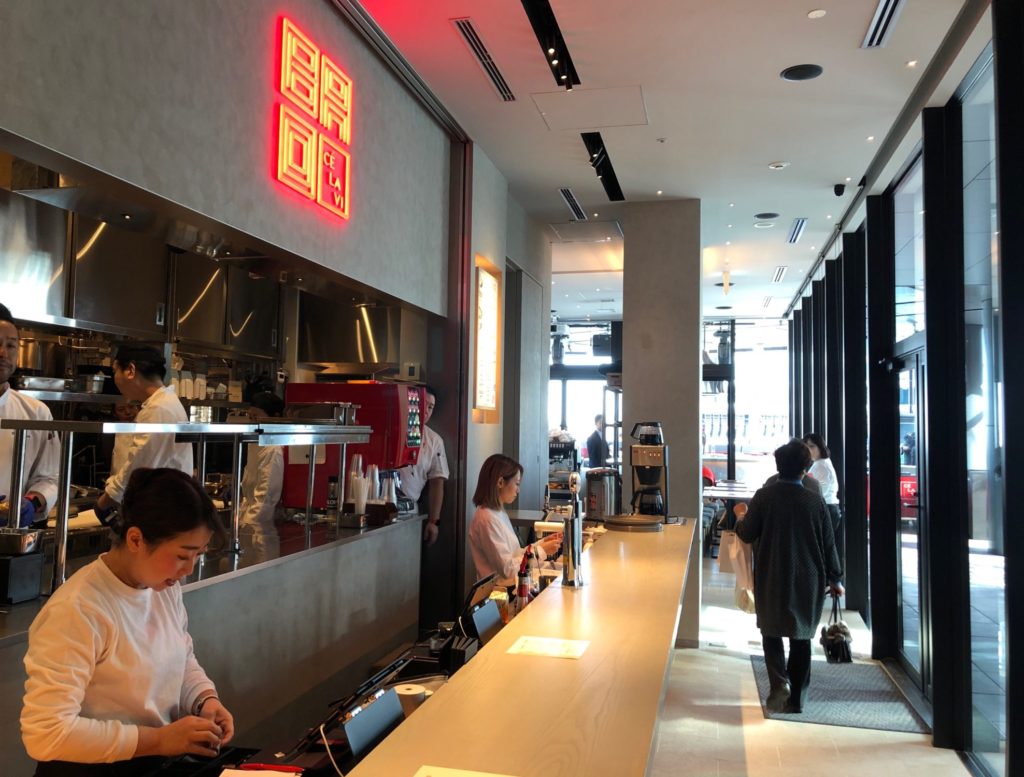 セラヴィカフェ&バーの店内の様子