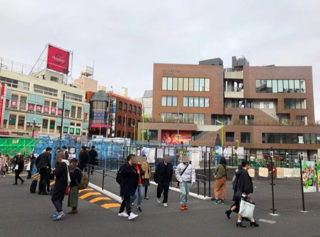 シモキタフロント下北沢は下北沢駅の真ん前にある