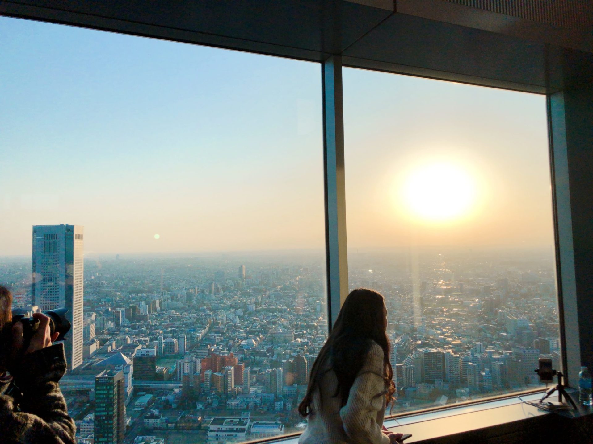 都庁 南展望台にいる夕日を撮る外国人