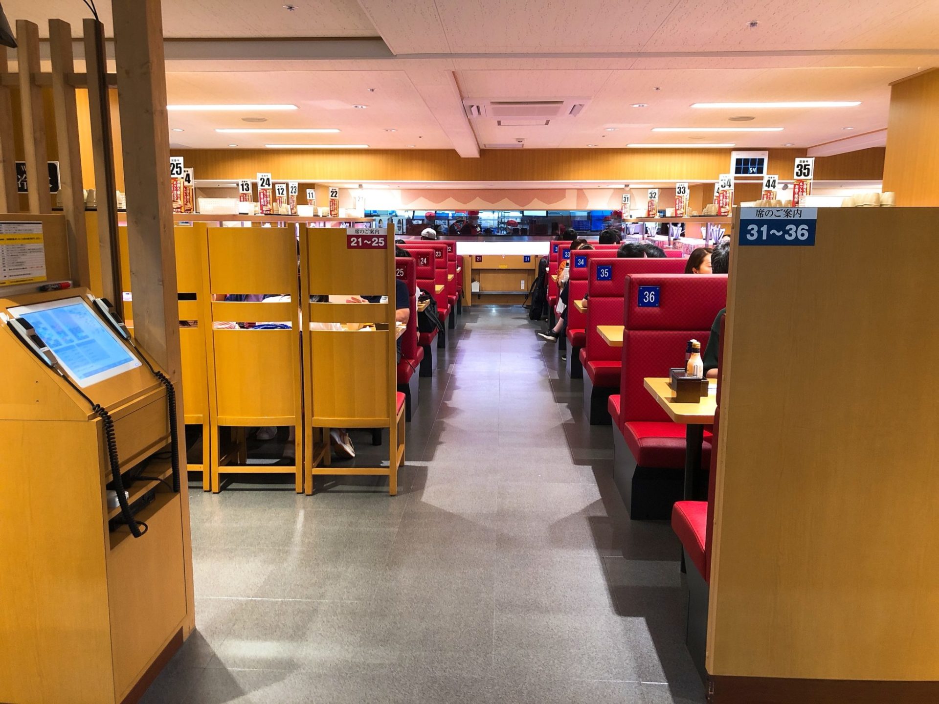 スシロー有楽町店のテーブル席