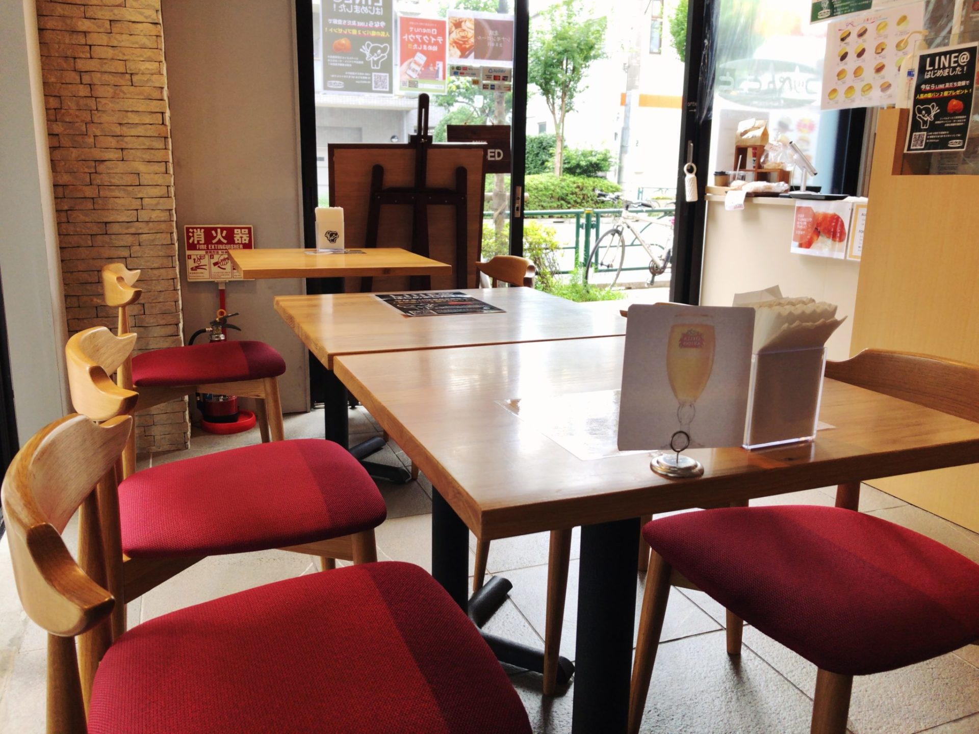 コッペんどっと 三軒茶屋店のテーブル席