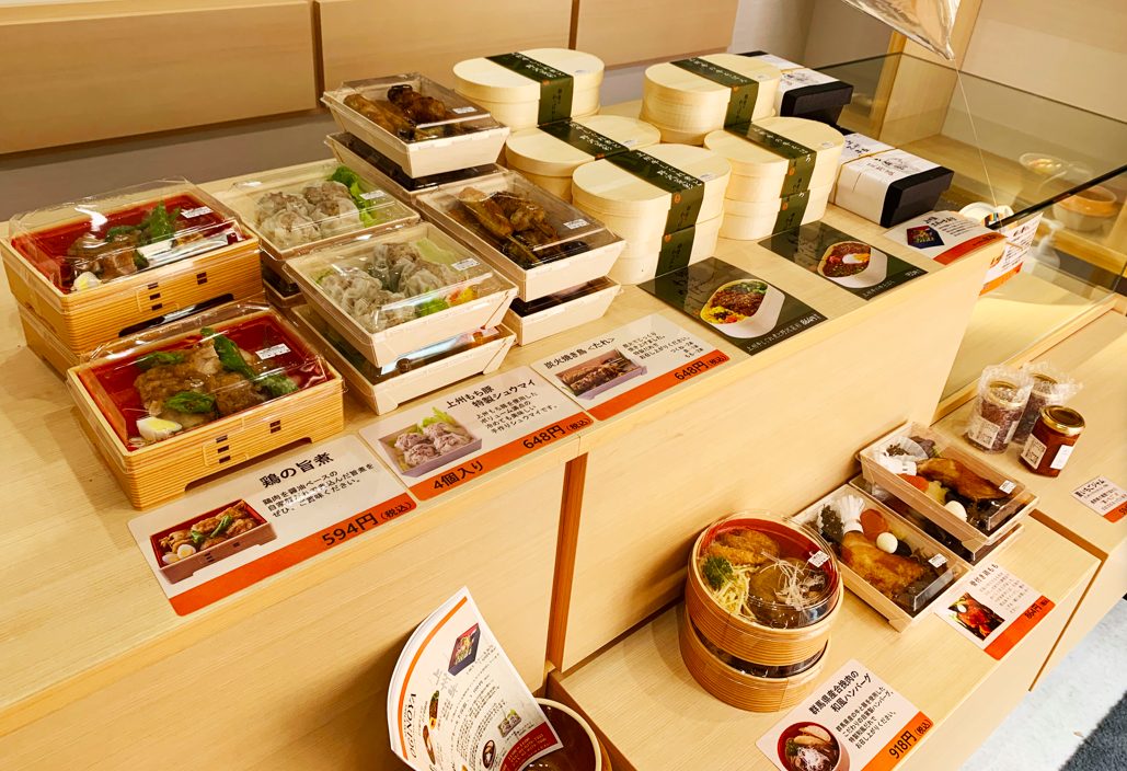 荻野屋八幡山のお弁当や惣菜販売の様子
