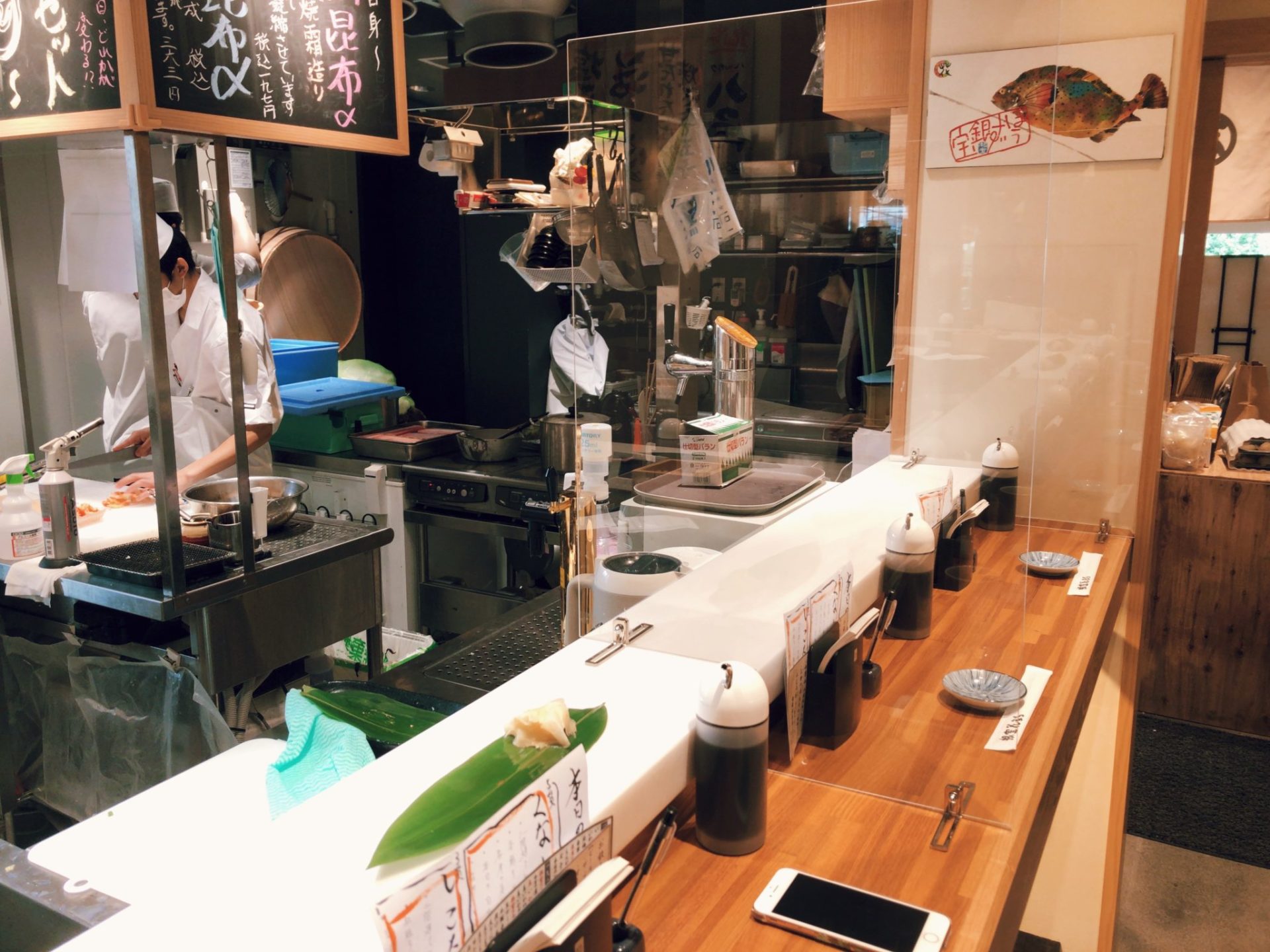 立食い寿司 根室花まる 神宮前店(原宿店)のカウンター席