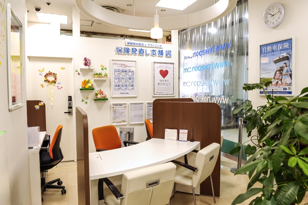 保険見直し本舗経堂店の様子