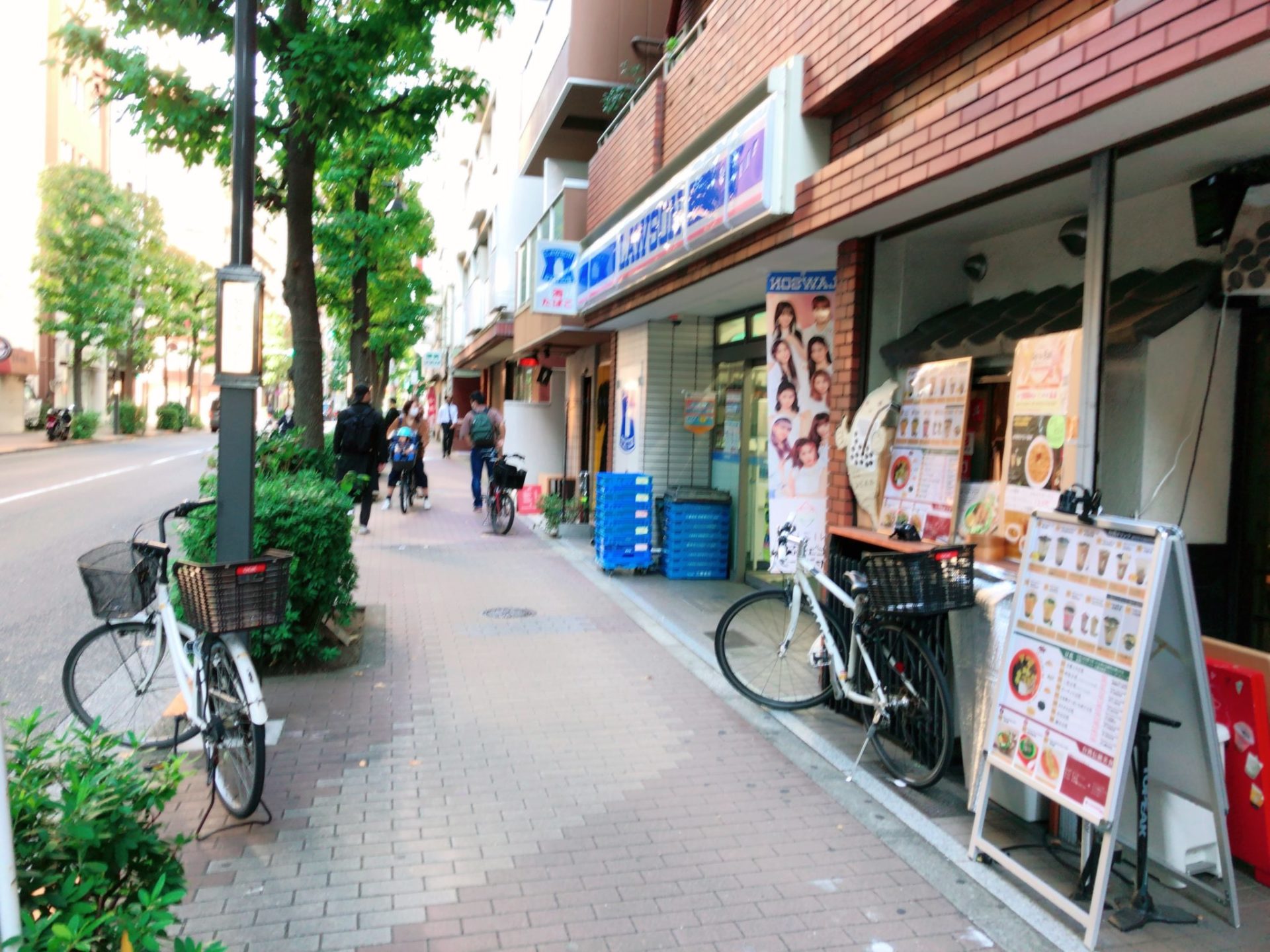 QQタピオカ(新宿御苑)はローソンの隣