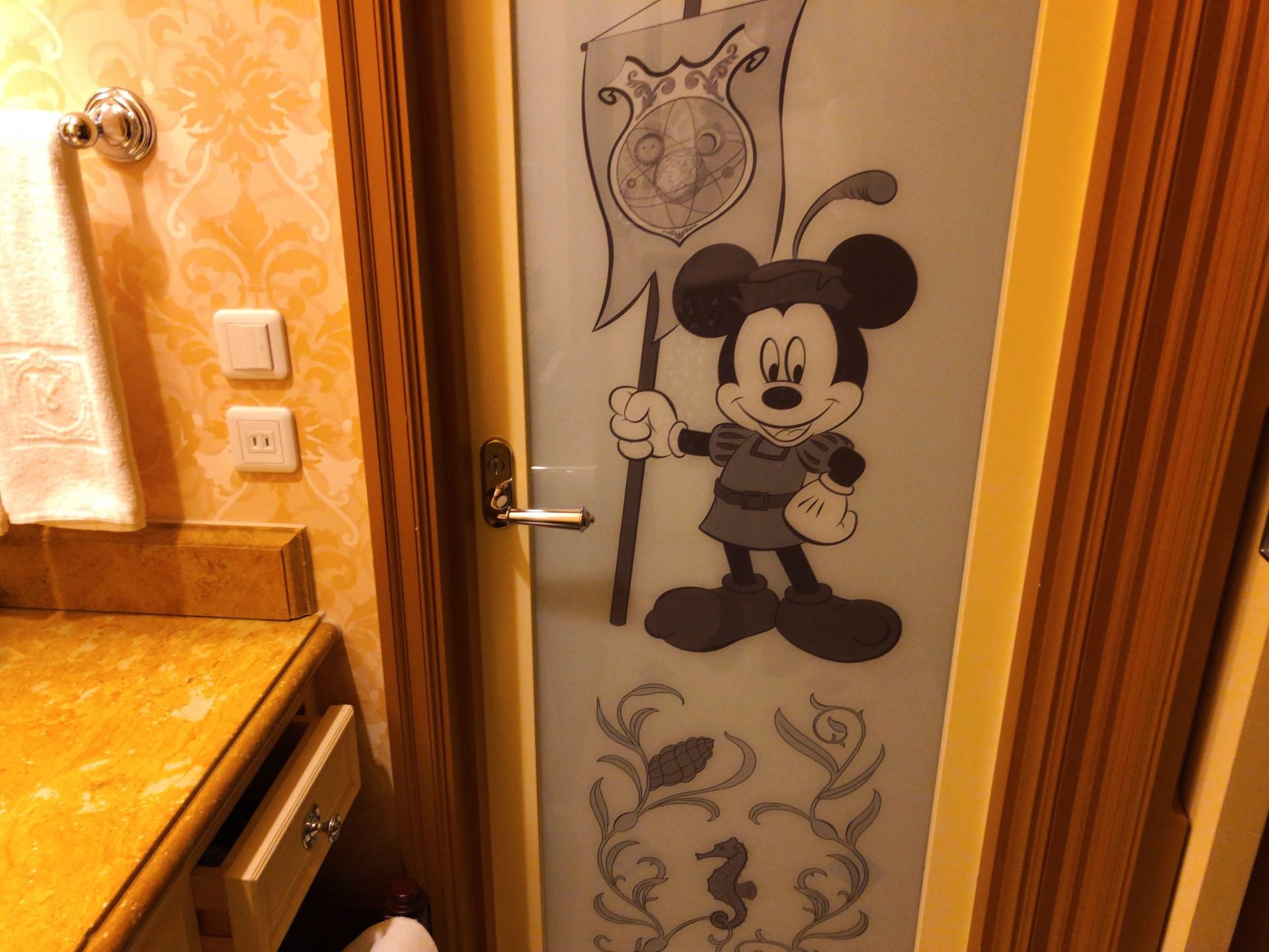 ホテルミラコスタのお風呂場のドアはミッキーマウス
