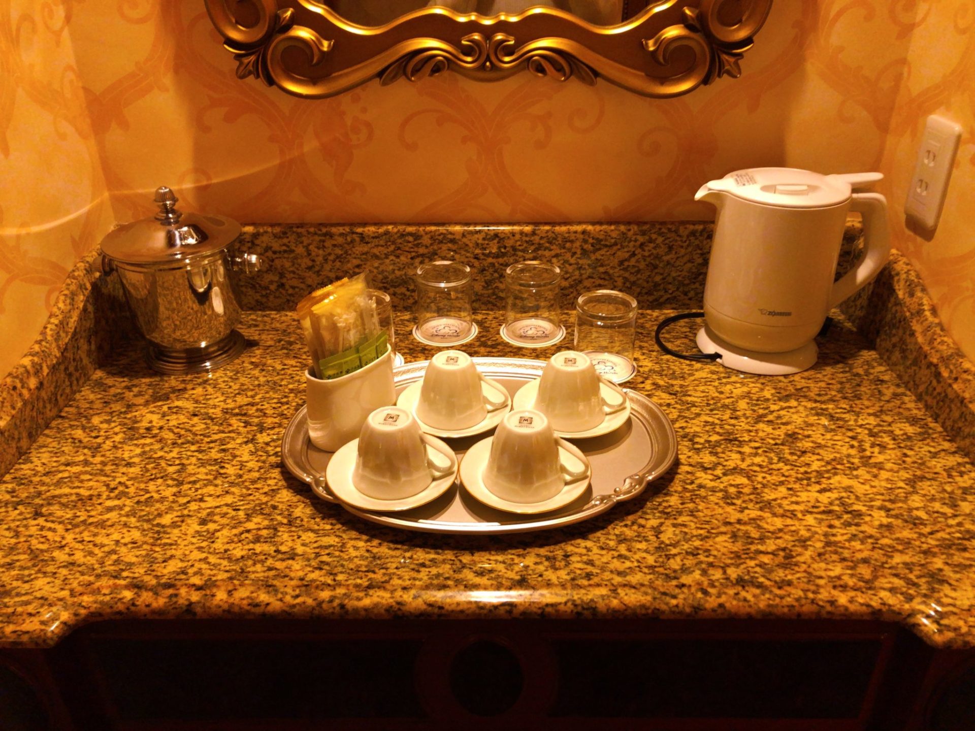 ホテルミラコスタのアメニティ　お茶、コーヒー、ミッキーのマドラー、グラス類、アイスペール、湯沸かしポット