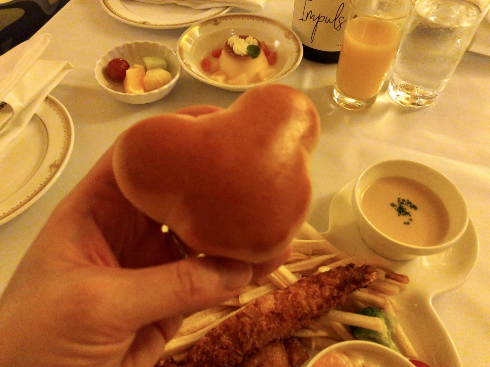 ホテルミラコスタのルームサービス　”ミッキープレート”のミッキーパン
