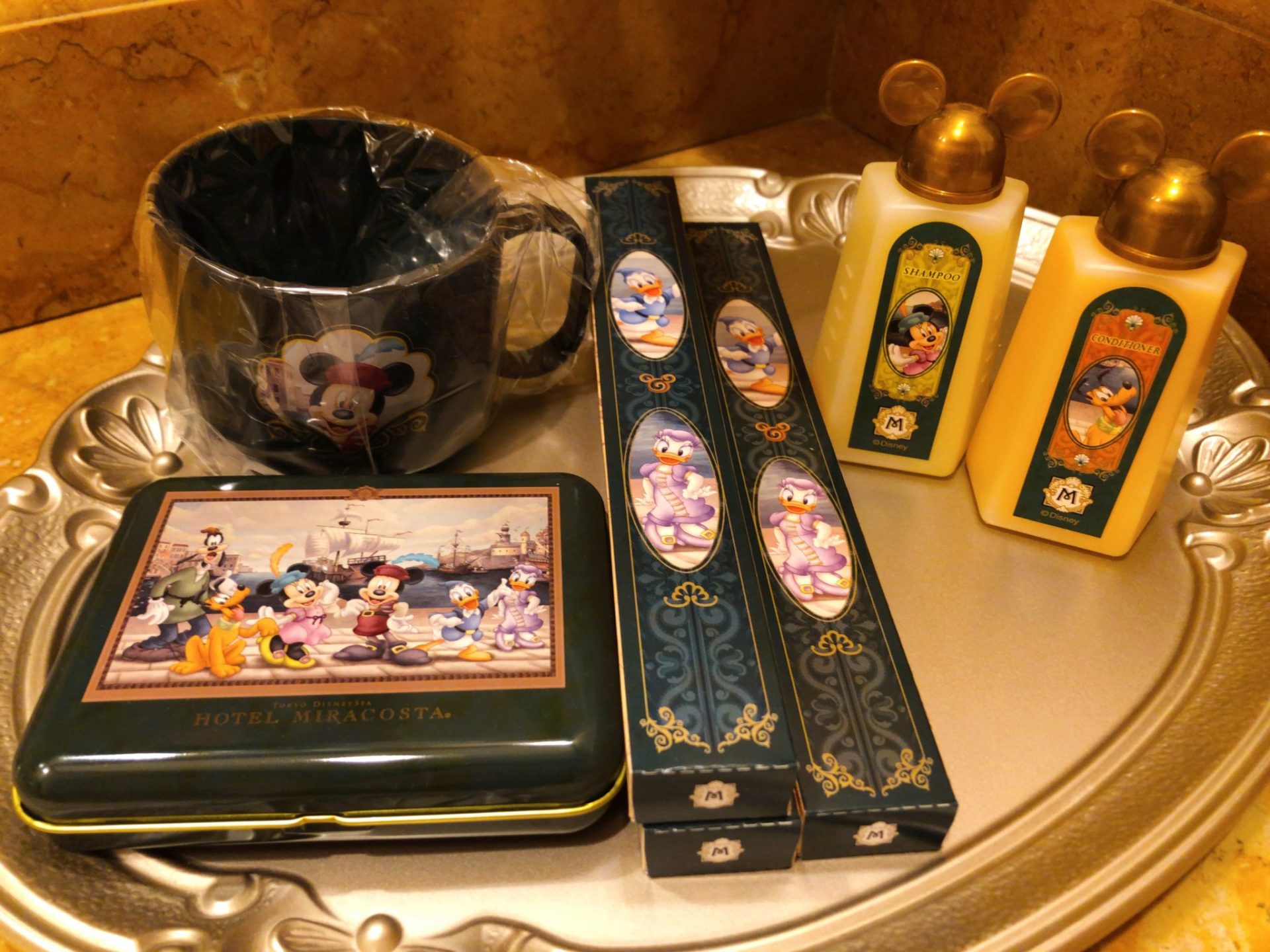 ホテルミラコスタのアメニティ　カップ・歯ブラシ・シャンプー・リンス・オリジナル缶