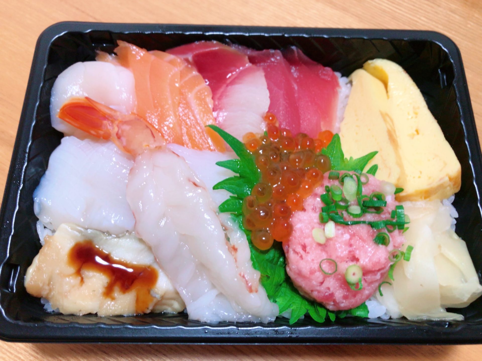 出前館でデリバリーした銀のさらの特上ちらし寿司
