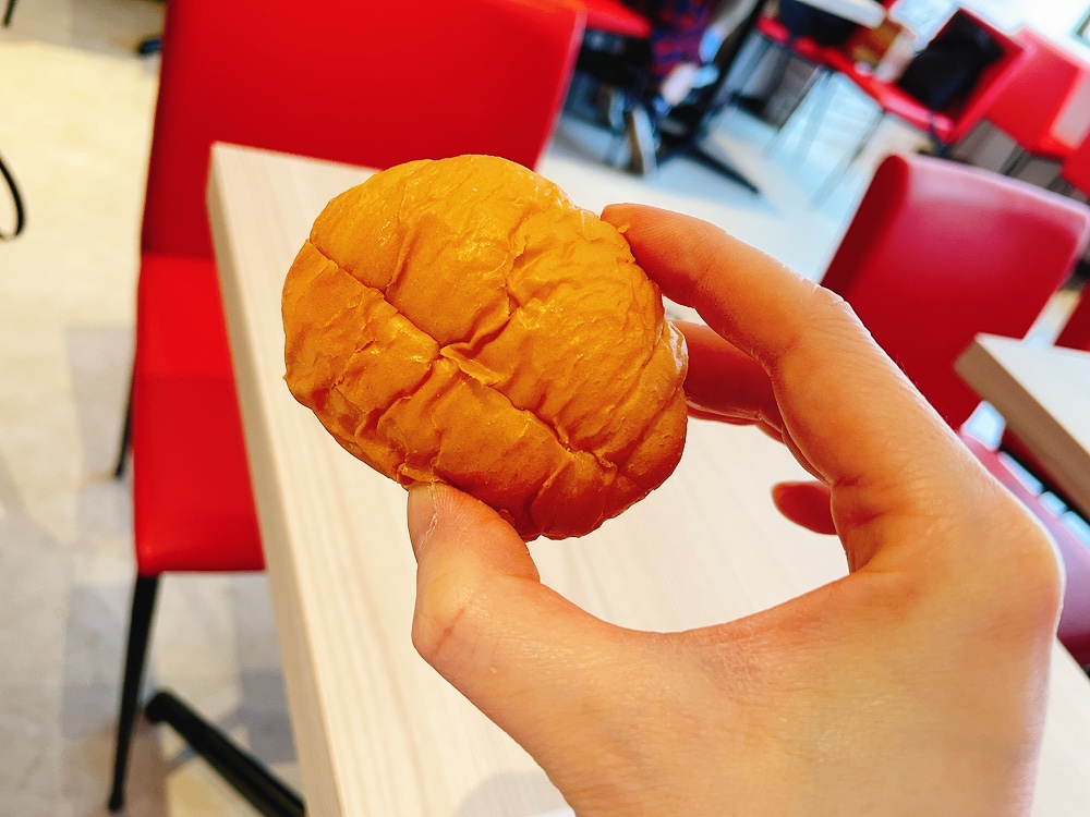 クリスピーチキンアンドトマト千歳烏山店のパン