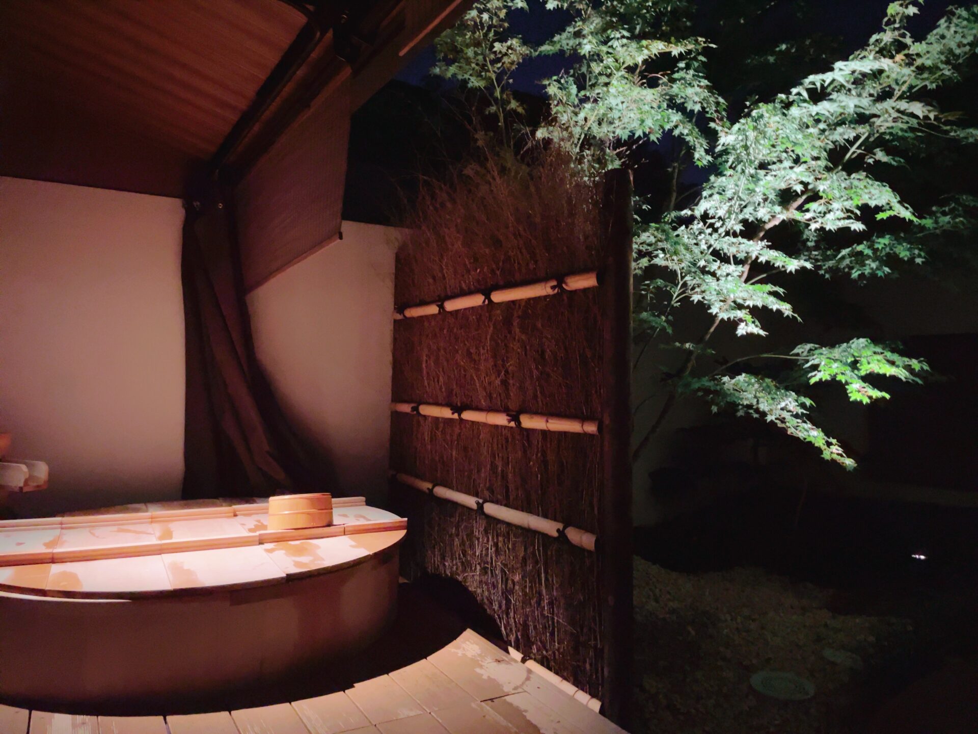 由縁別邸 代田の露天風呂付き客室のライトアップ